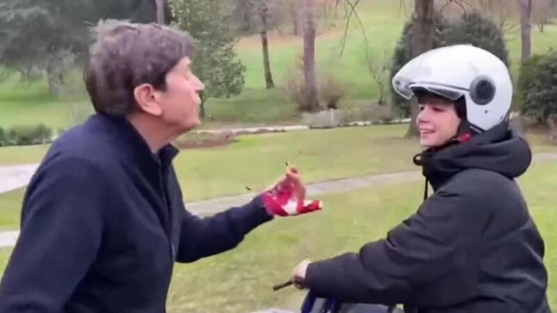 Gianni Morandi rimprovera il nipote in moto [VIDEO VIRALE]