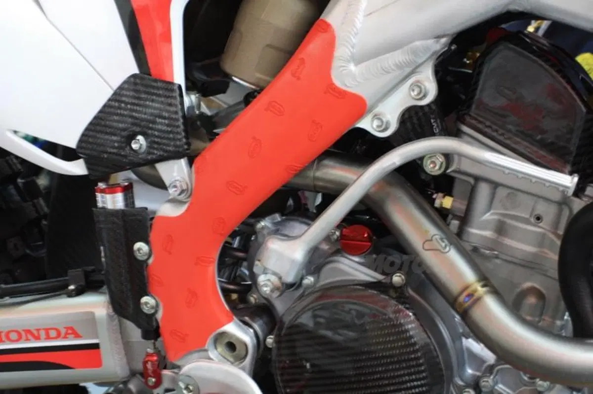 RedMoto e Vibram presentano i paratelai in gomma Rubber Frame Pads (3)
