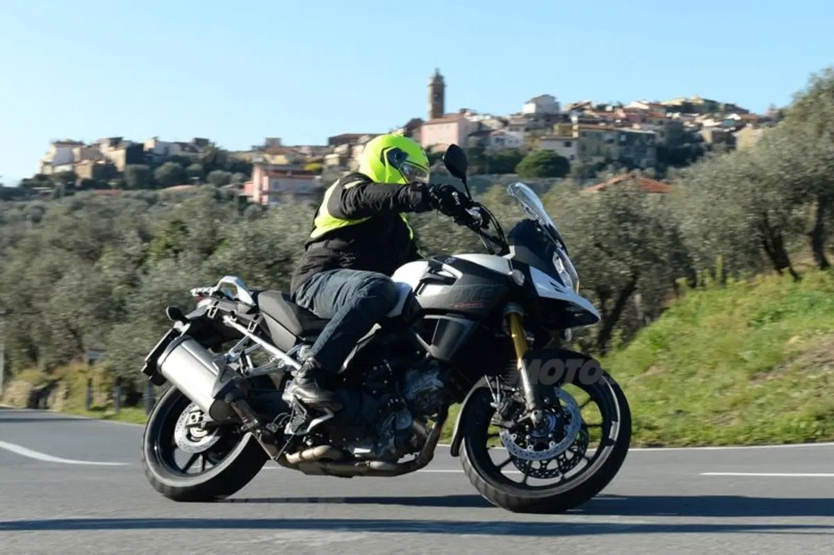 La Suzuki V-Strom 1000 (5)