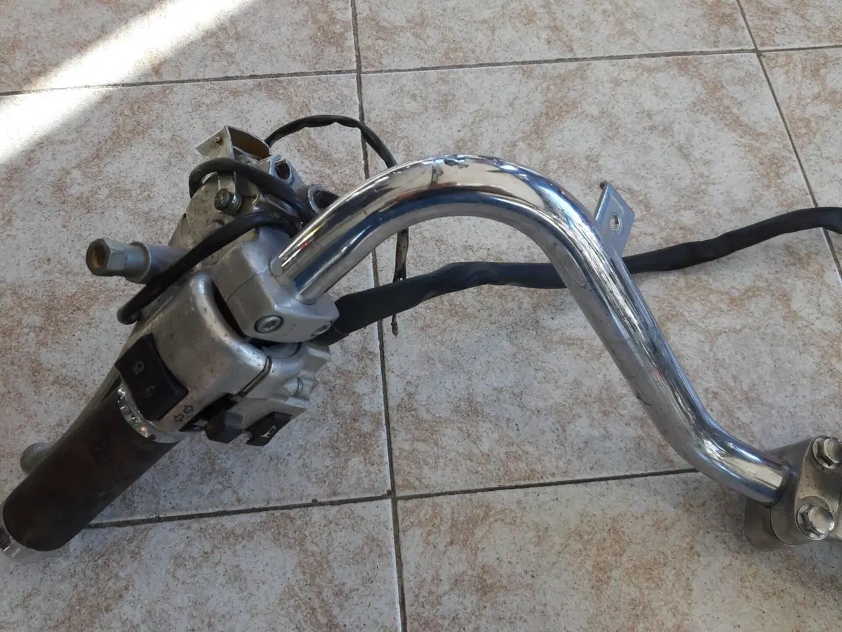 Manubrio completo con strumento contakm shadow 50 Honda (3)