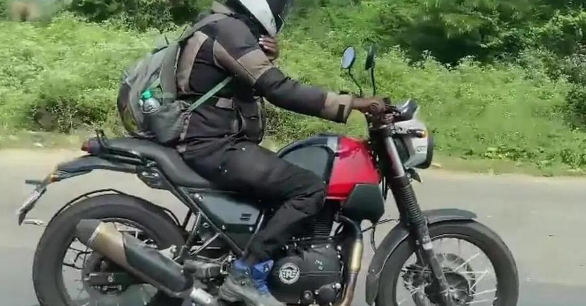 Royal Enfield Scram 411. Fotografata durante i collaudi
