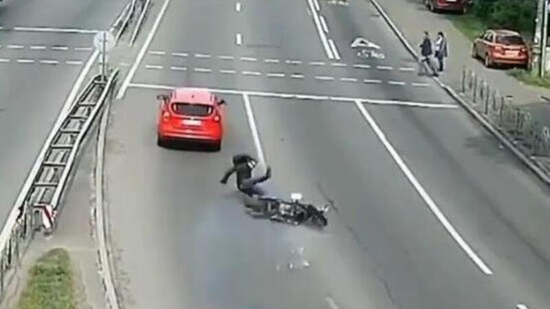 Moto crash: l&rsquo;auto si ferma e l&rsquo;harleysta va in panne. Il botto &egrave; agghiacciante [VIDEO]