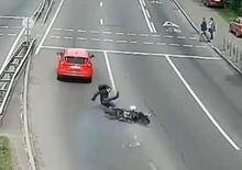 Moto crash: l’auto si ferma e l’harleysta va in panne. Il botto è agghiacciante [VIDEO]