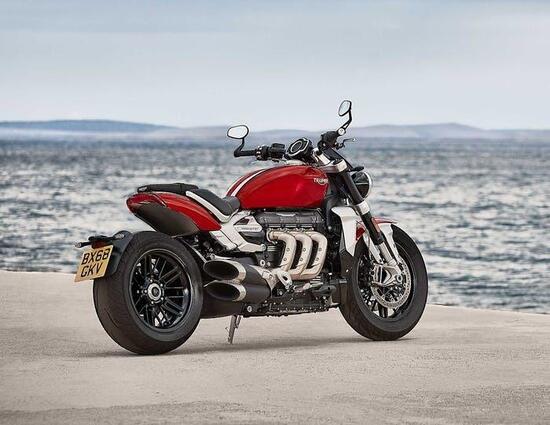 Nella poderosa Triumph Rocket 3 oltre alla incredibile cilindrata (ben 2460 cm3) spicca l’architettura del motore, a tre cilindri in linea longitudinale; in questo caso però sono verticali e non orizzontali come nella K75