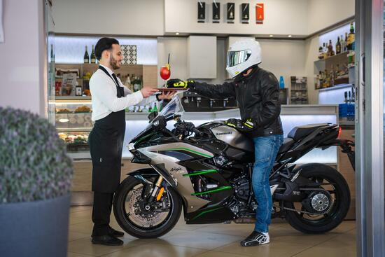 Io, la mia Kawasaki H2 SX SE e un aperitivo analcolico