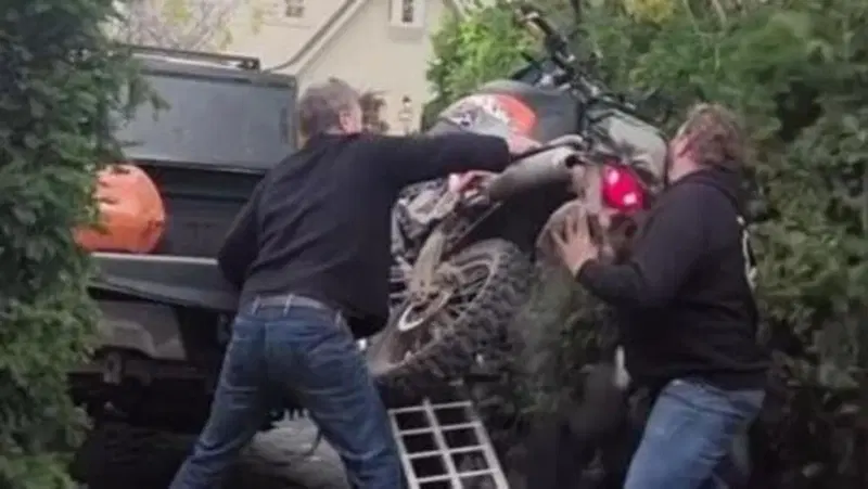 Moto fail: in tre per (non) caricare una moto sul pick-up [VIDEO VIRALE]
