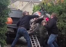 Moto fail: in tre per (non) caricare una moto sul pick-up [VIDEO VIRALE]