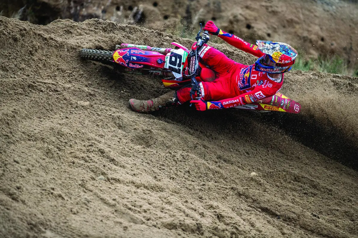 Athena con il Red Bull GASGAS Factory Racing Team (2)