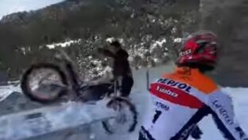 Toni Bou e la sua moto &ldquo;litigano&rdquo; con la neve sul giardino di casa [VIDEO]