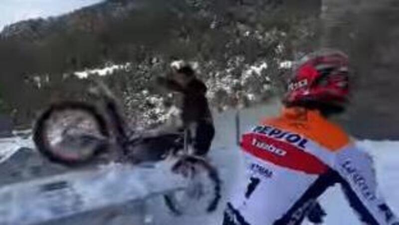 Toni Bou e la sua moto &ldquo;litigano&rdquo; con la neve sul giardino di casa [VIDEO]