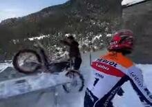 Toni Bou e la sua moto “litigano” con la neve sul giardino di casa [VIDEO]