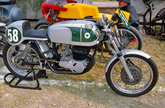 Questa è una replica della bellissima Ossa 230 che contro ogni pronostico ha trionfato a media record nella 24 ore del Montjuich nel 1967 battendo moto di cilindrata assai superiore