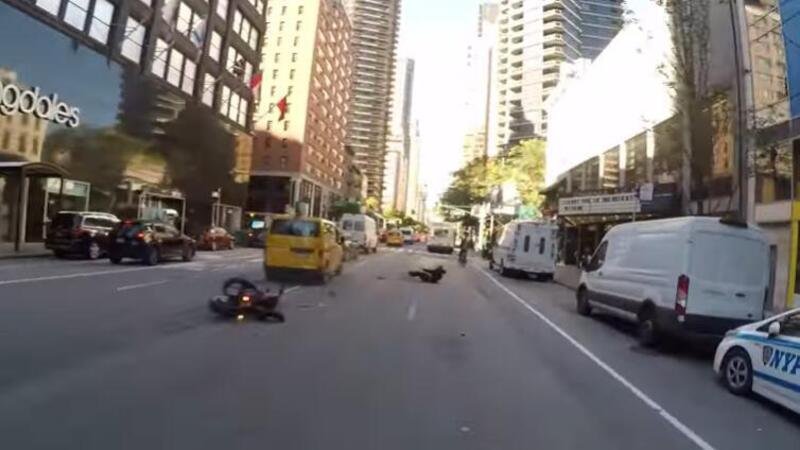 Incidente con l&rsquo;Harley Iron 883 nel traffico di NewYork: lo YouTuber ha visto tutto [VIDEO]