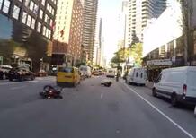 Incidente con l’Harley Iron 883 nel traffico di NewYork: lo YouTuber ha visto tutto [VIDEO]