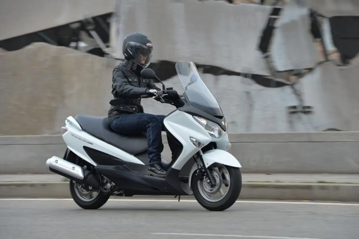 Suzuki Burgman 125 e 200 ABS