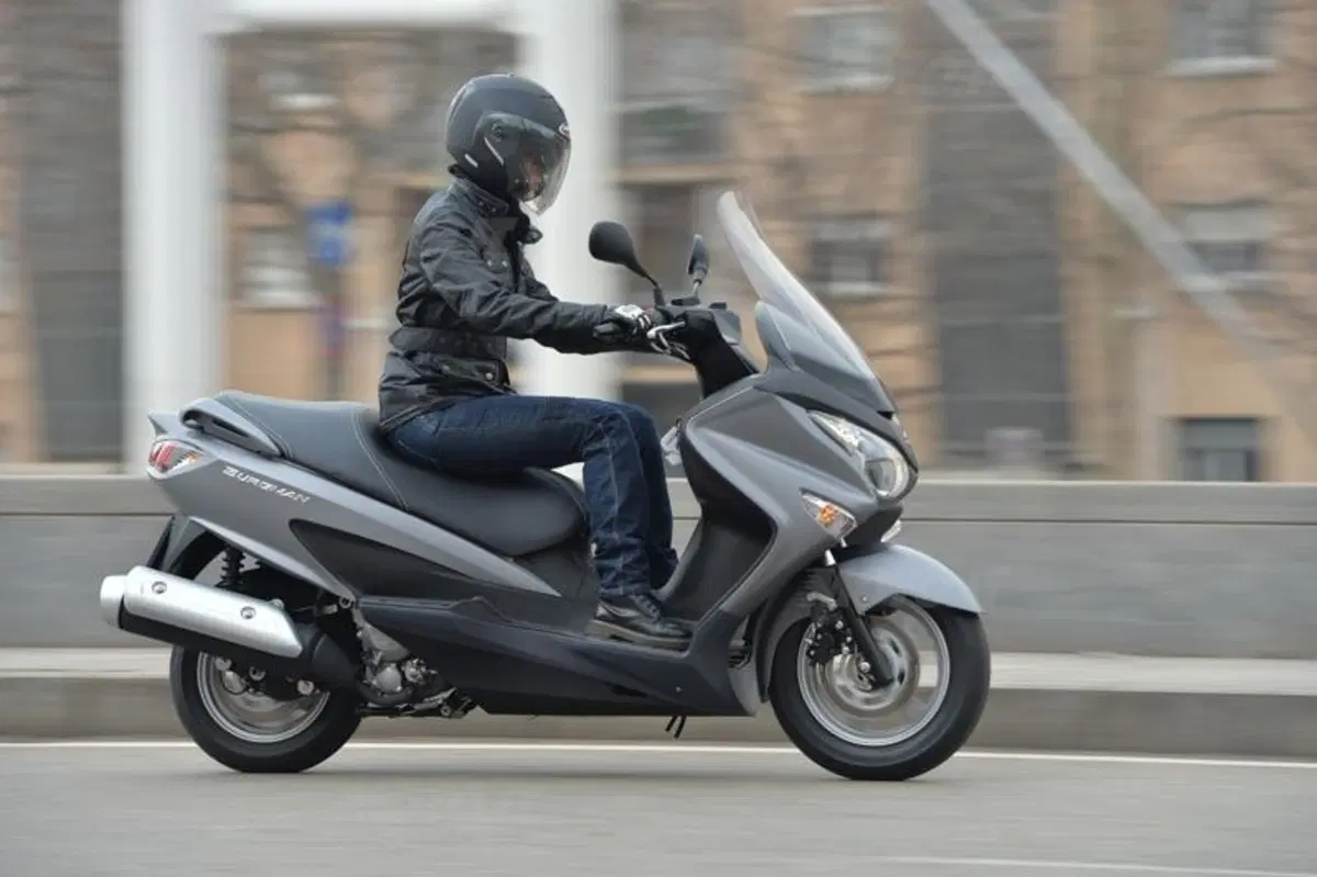 Suzuki Burgman 125 e 200 ABS (2)