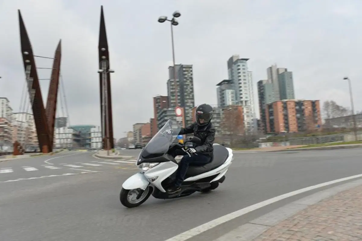 Suzuki Burgman 125 e 200 ABS (3)