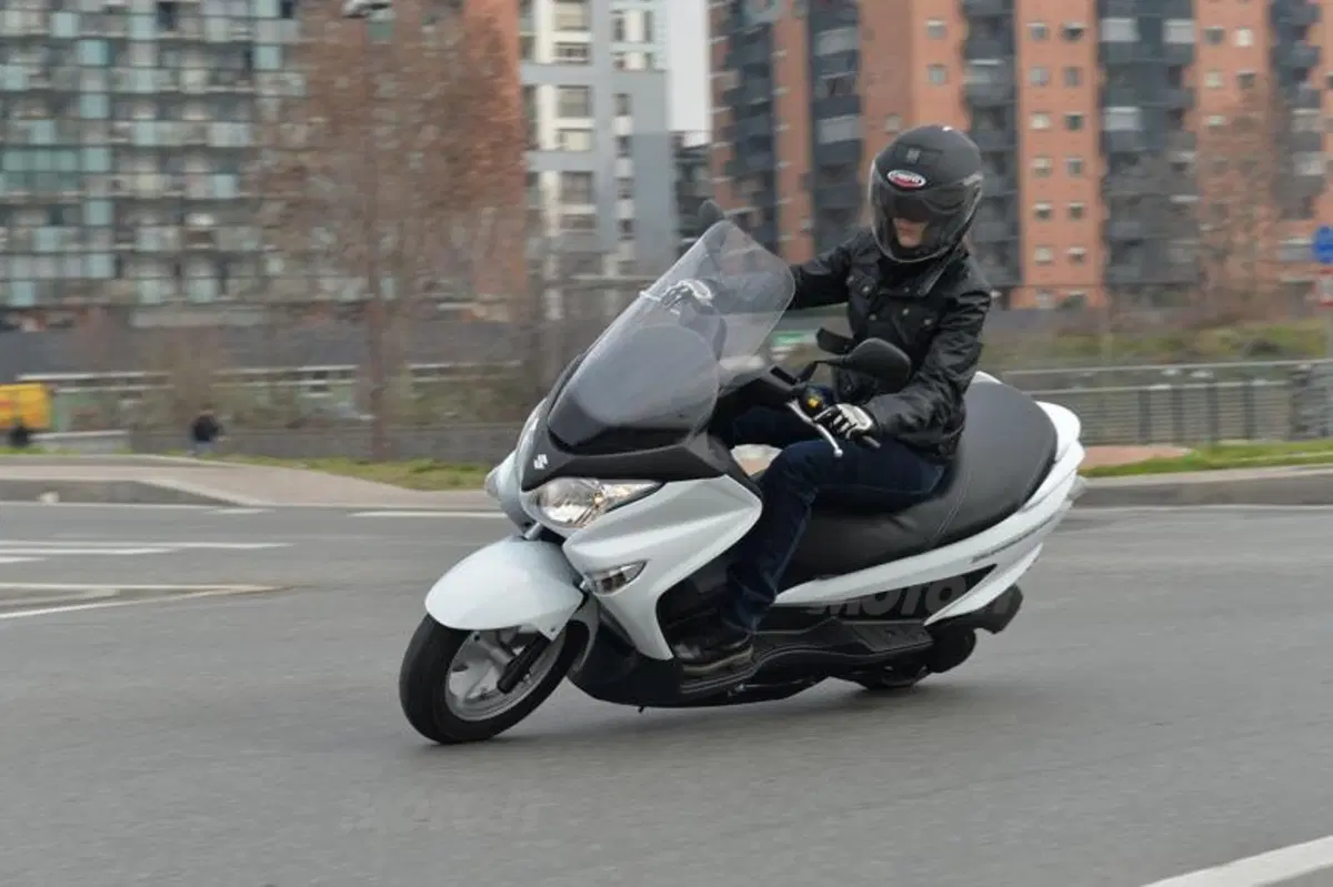 Suzuki Burgman 125 e 200 ABS (4)