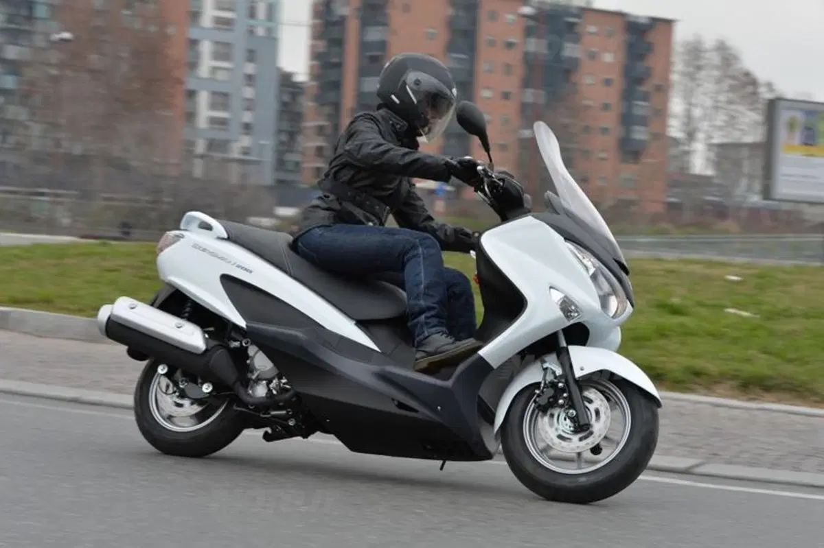 Suzuki Burgman 125 e 200 ABS (5)