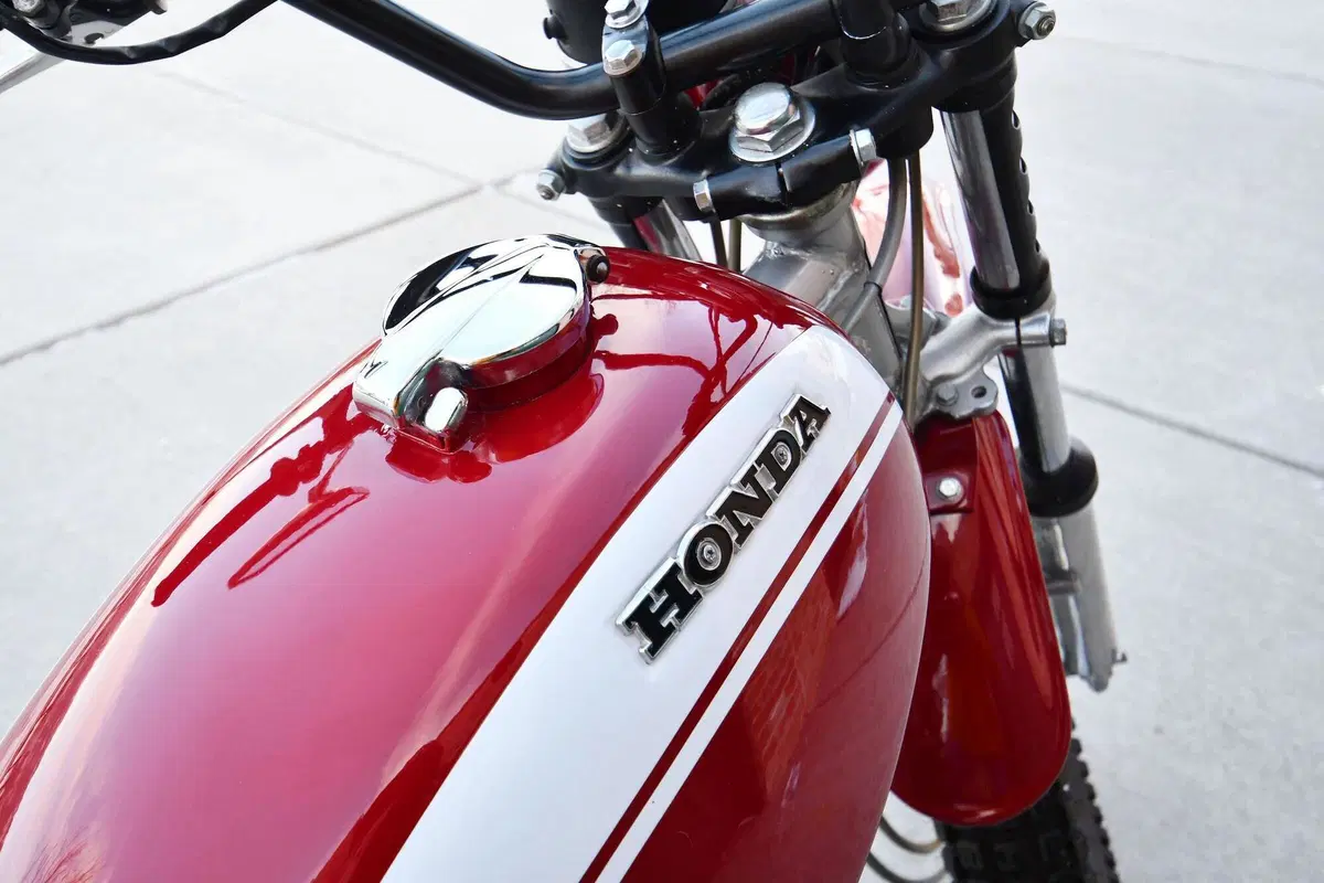 Sotheby's mette all'asta la Honda SL350 di John Wayne (6)