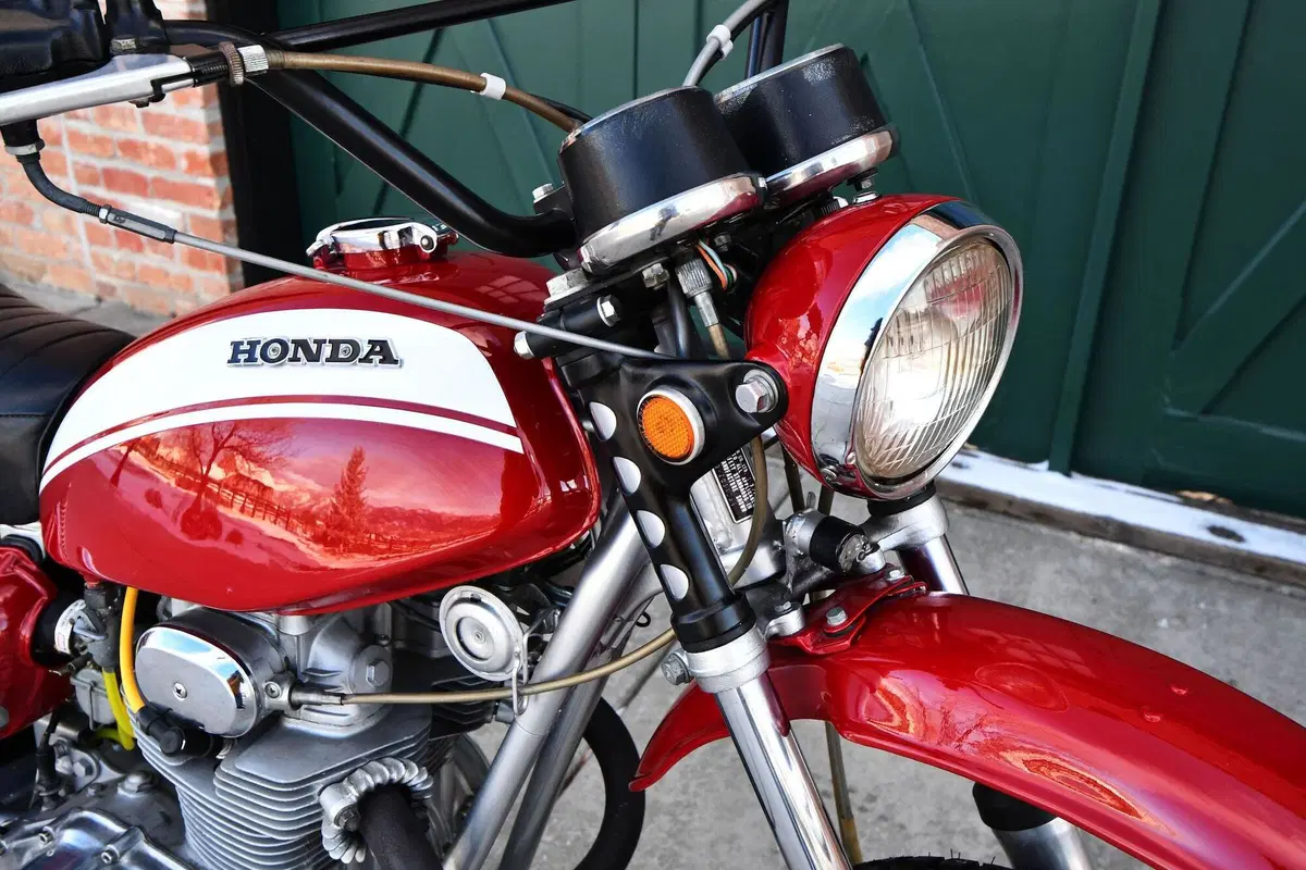 Sotheby's mette all'asta la Honda SL350 di John Wayne (9)