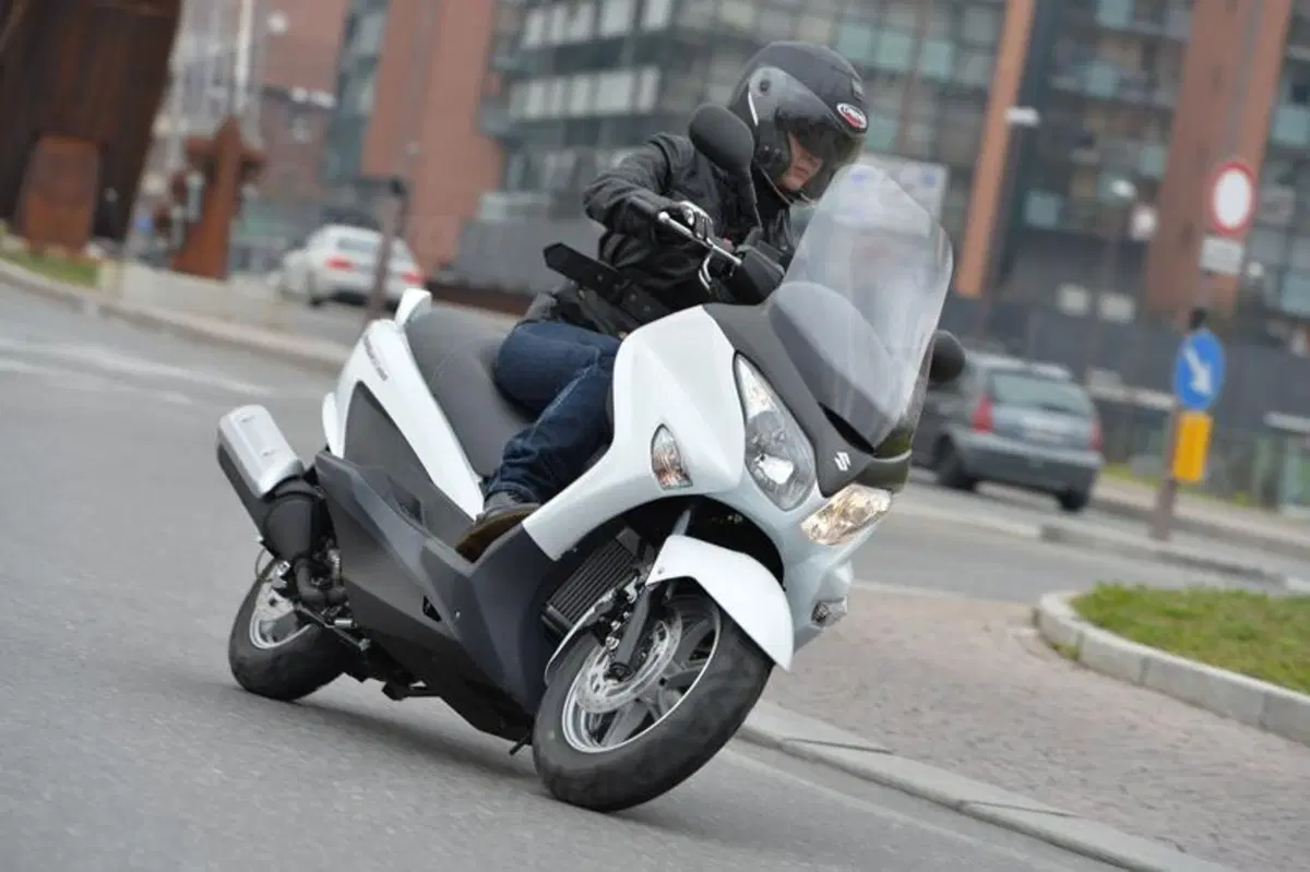 Suzuki Burgman 125 e 200 ABS (6)