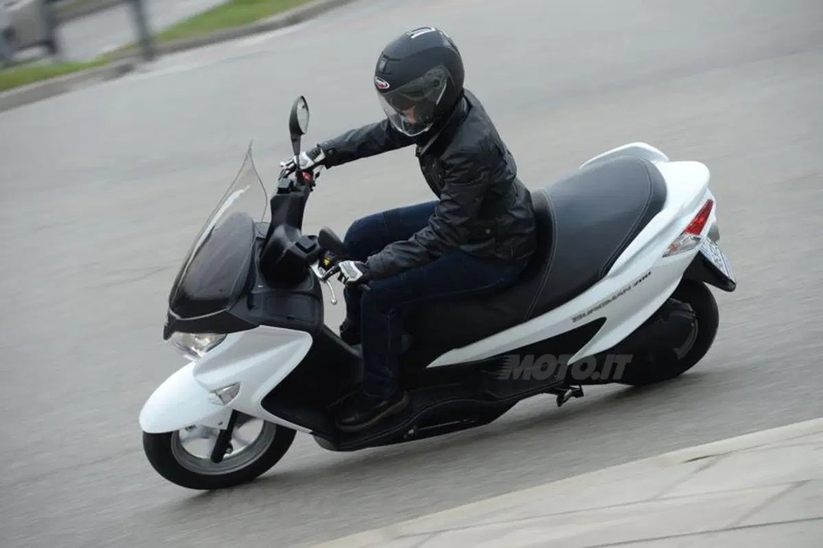 Suzuki Burgman 125 e 200 ABS (7)