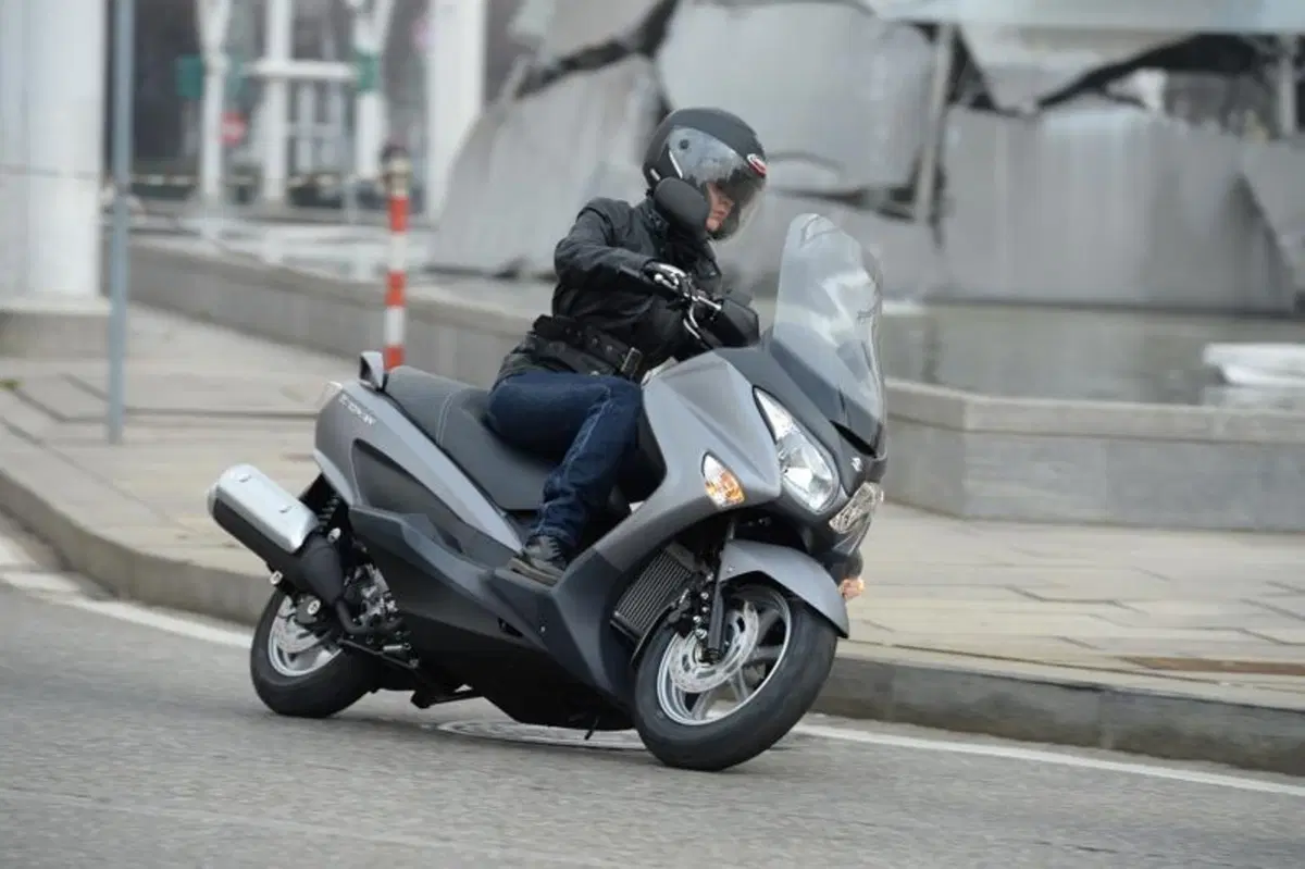 Suzuki Burgman 125 e 200 ABS (8)