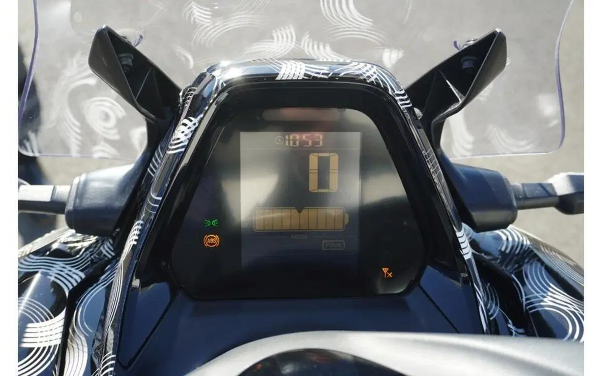 Yamaha E01 sempre più vicino al debutto. Le foto spia (3)