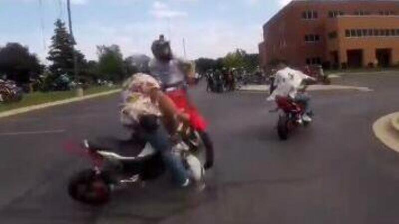 Frontale al raduno delle pit-bike: riders ok! [VIDEO VIRALE]