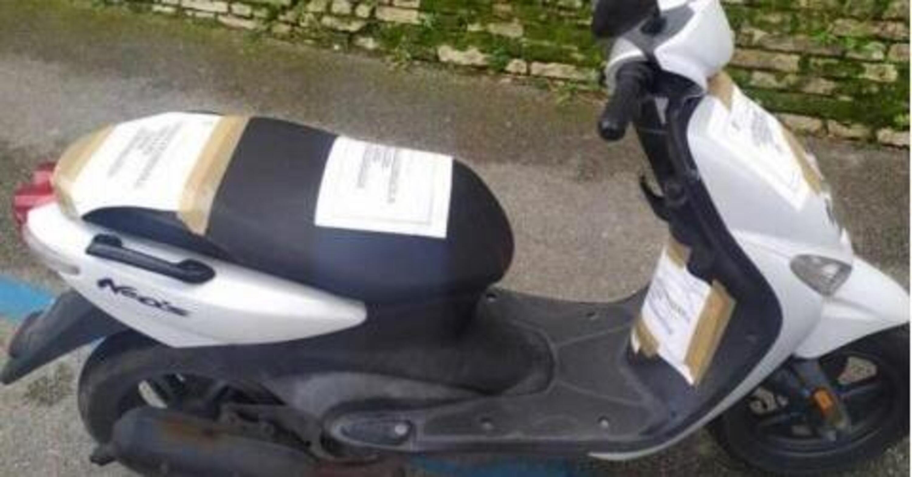 Macerata: gira in scooter senza targa, assicurazione e patente, 8.000 euro di multa