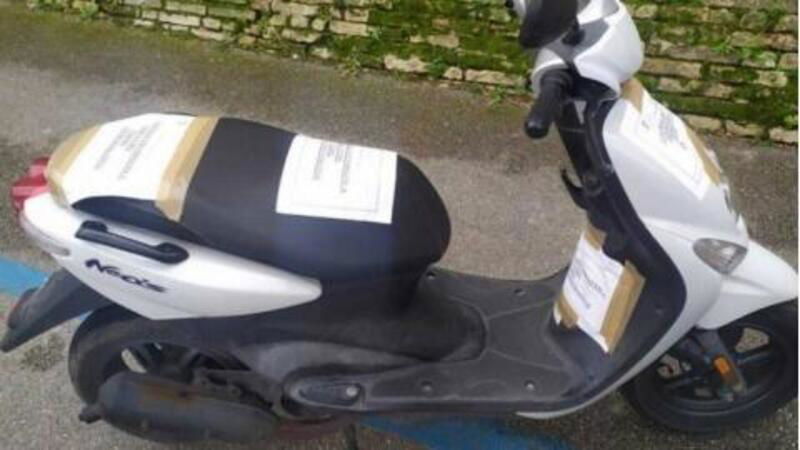 Macerata: gira in scooter senza targa, assicurazione e patente, 8.000 euro di multa