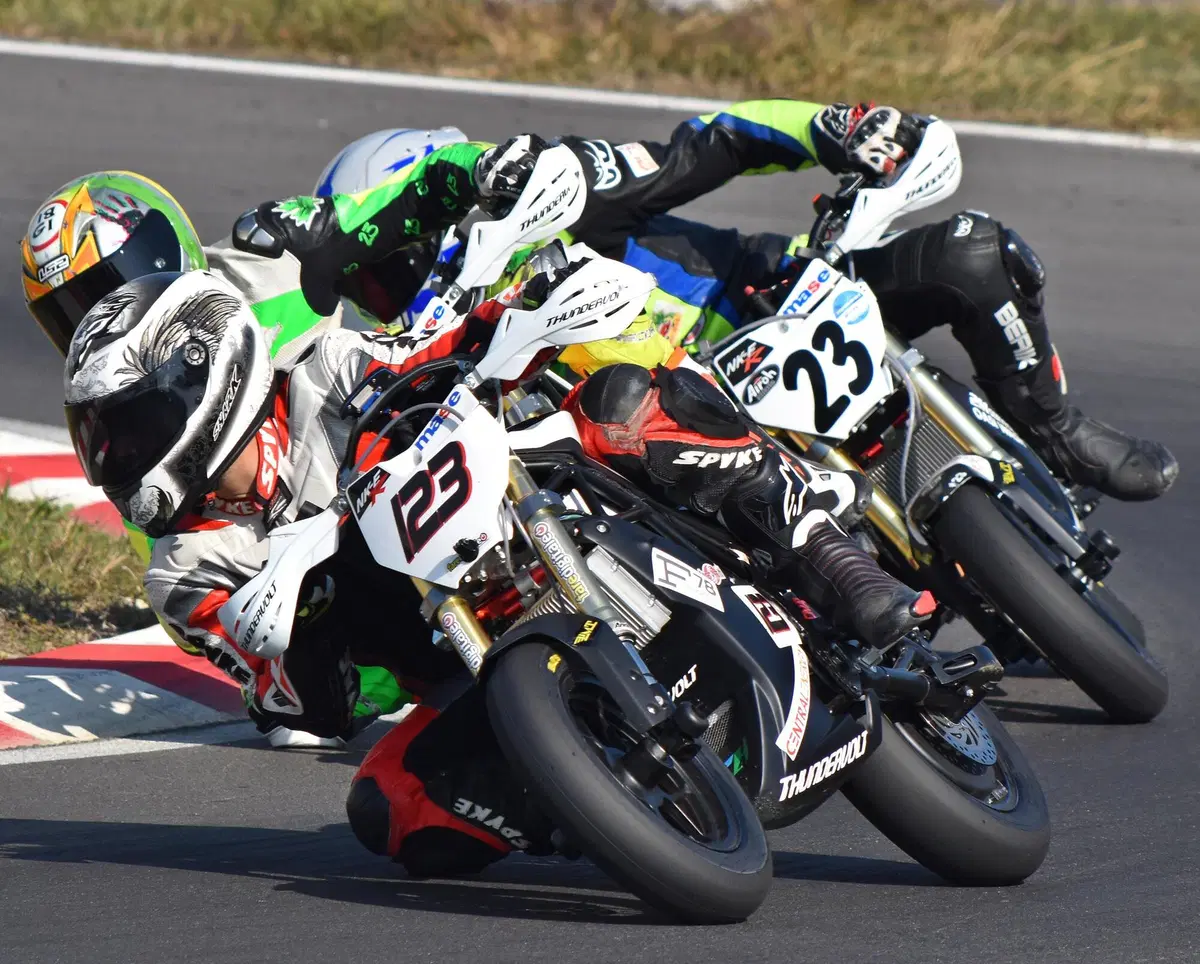 Loris Reggiani e la Thundervolt scendono in gara al CNV Motoasi (2)