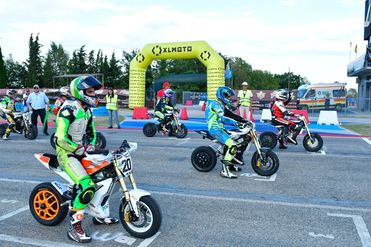 Loris Reggiani e la Thundervolt scendono in gara al CNV Motoasi (4)
