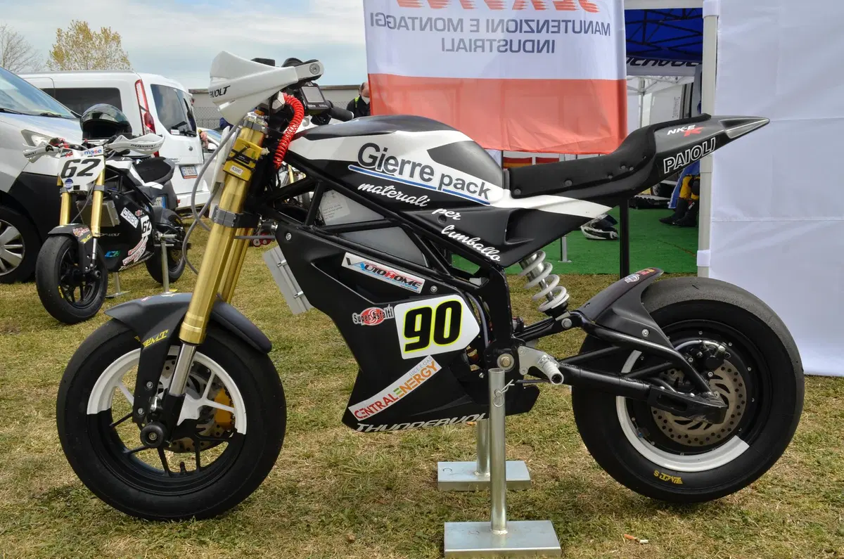 Loris Reggiani e la Thundervolt scendono in gara al CNV Motoasi (5)