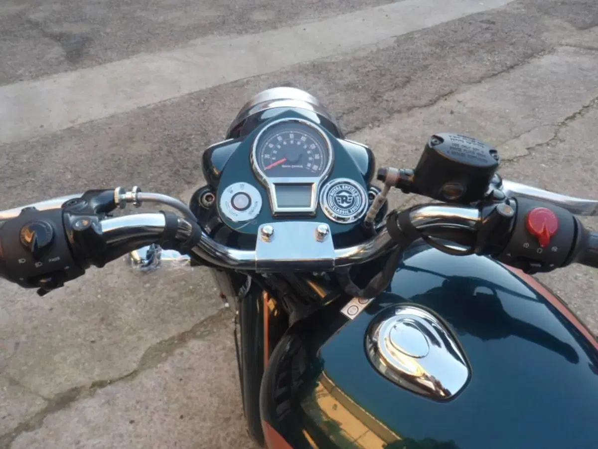 Royal Enfield Classic 350 (2021 - 26) (4)