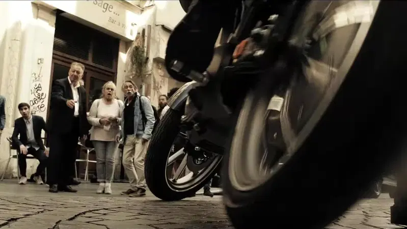 "The 355". Quando nei film una moto elettrica suona come un 4 cilindri