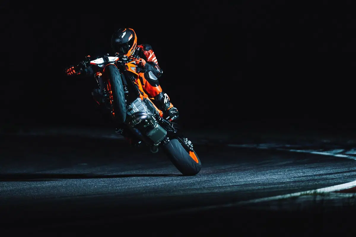 KTM SuperDuke 1290 R e 1290R EVO 2022: foto e dati