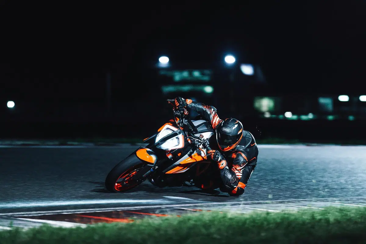 KTM SuperDuke 1290 R e 1290R EVO 2022: foto e dati (3)