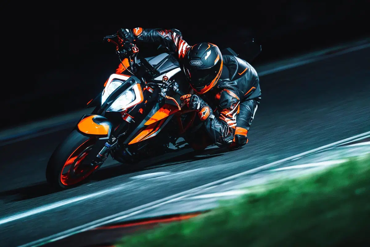 KTM SuperDuke 1290 R e 1290R EVO 2022: foto e dati (4)