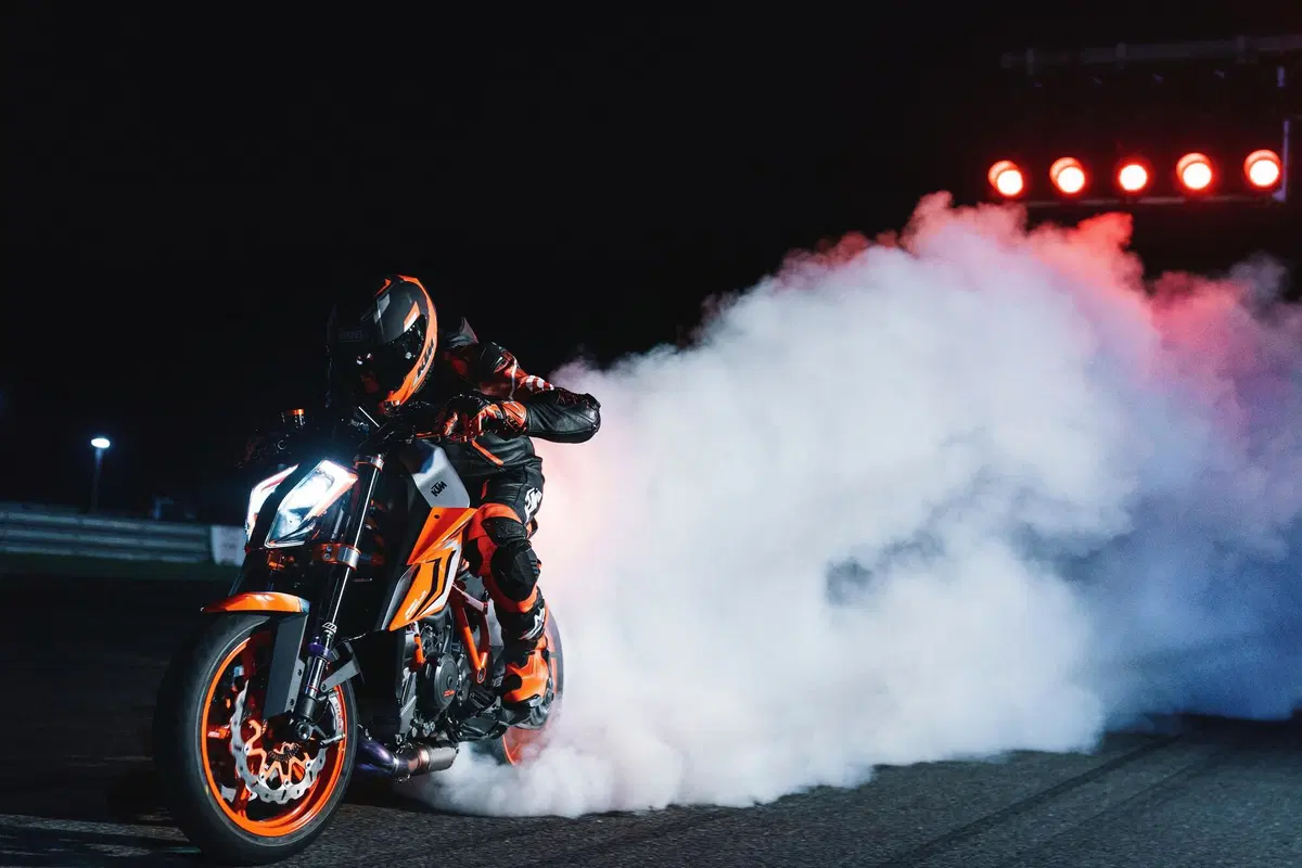 KTM SuperDuke 1290 R e 1290R EVO 2022: foto e dati (5)