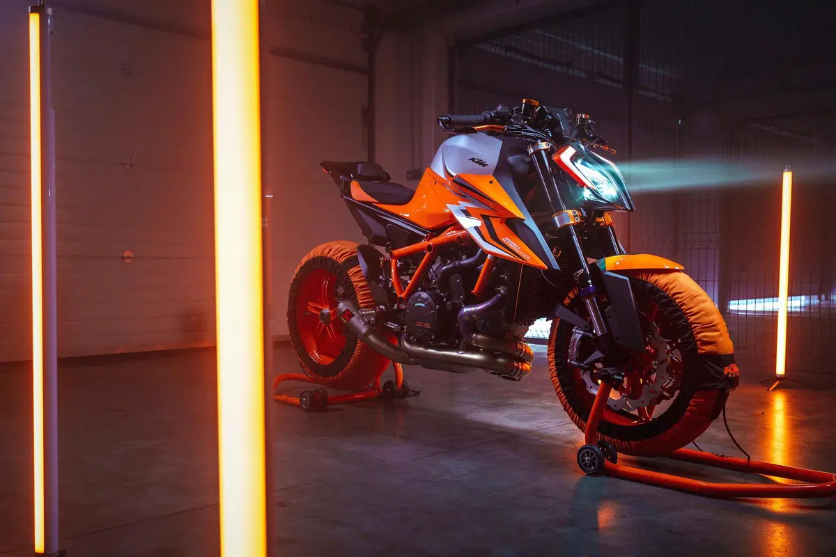 KTM SuperDuke 1290 R e 1290R EVO 2022: foto e dati (8)