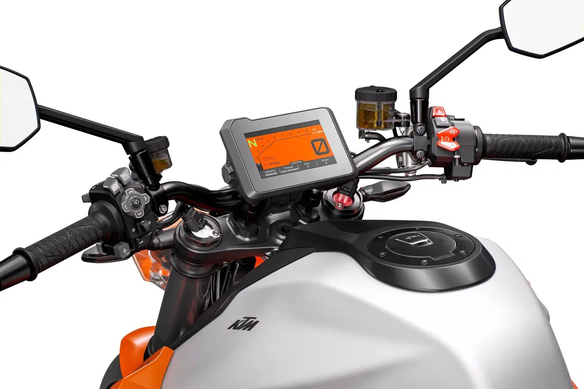 KTM SuperDuke 1290 R e 1290R EVO 2022: foto e dati (9)