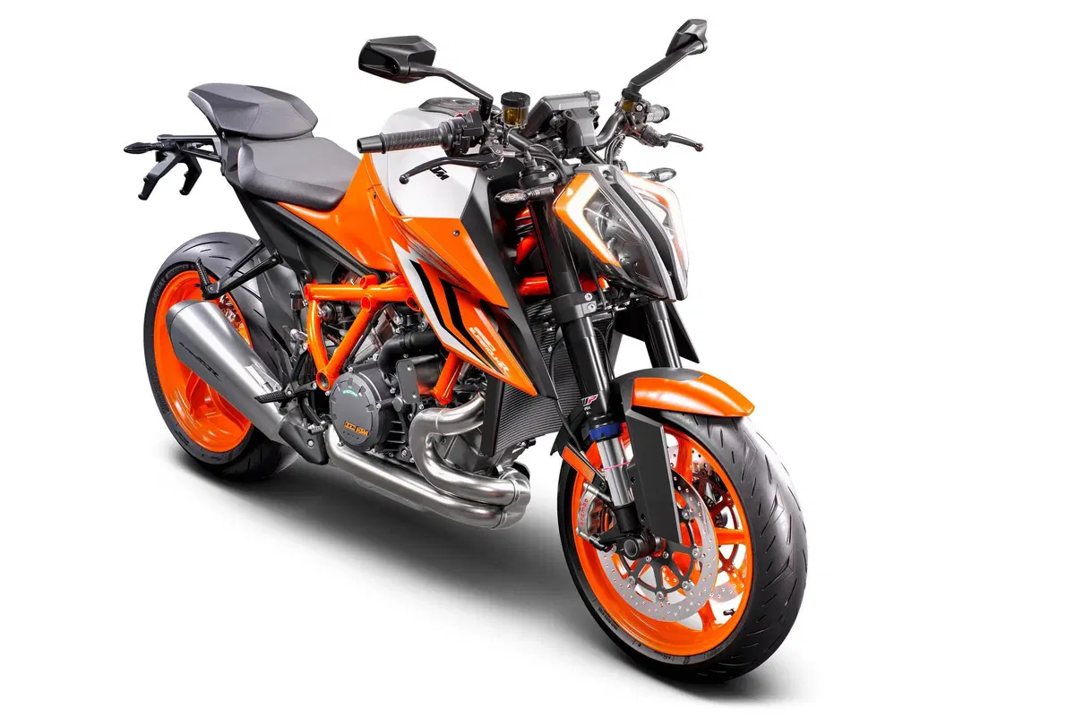 KTM SuperDuke 1290 R e 1290R EVO 2022: foto e dati (12)