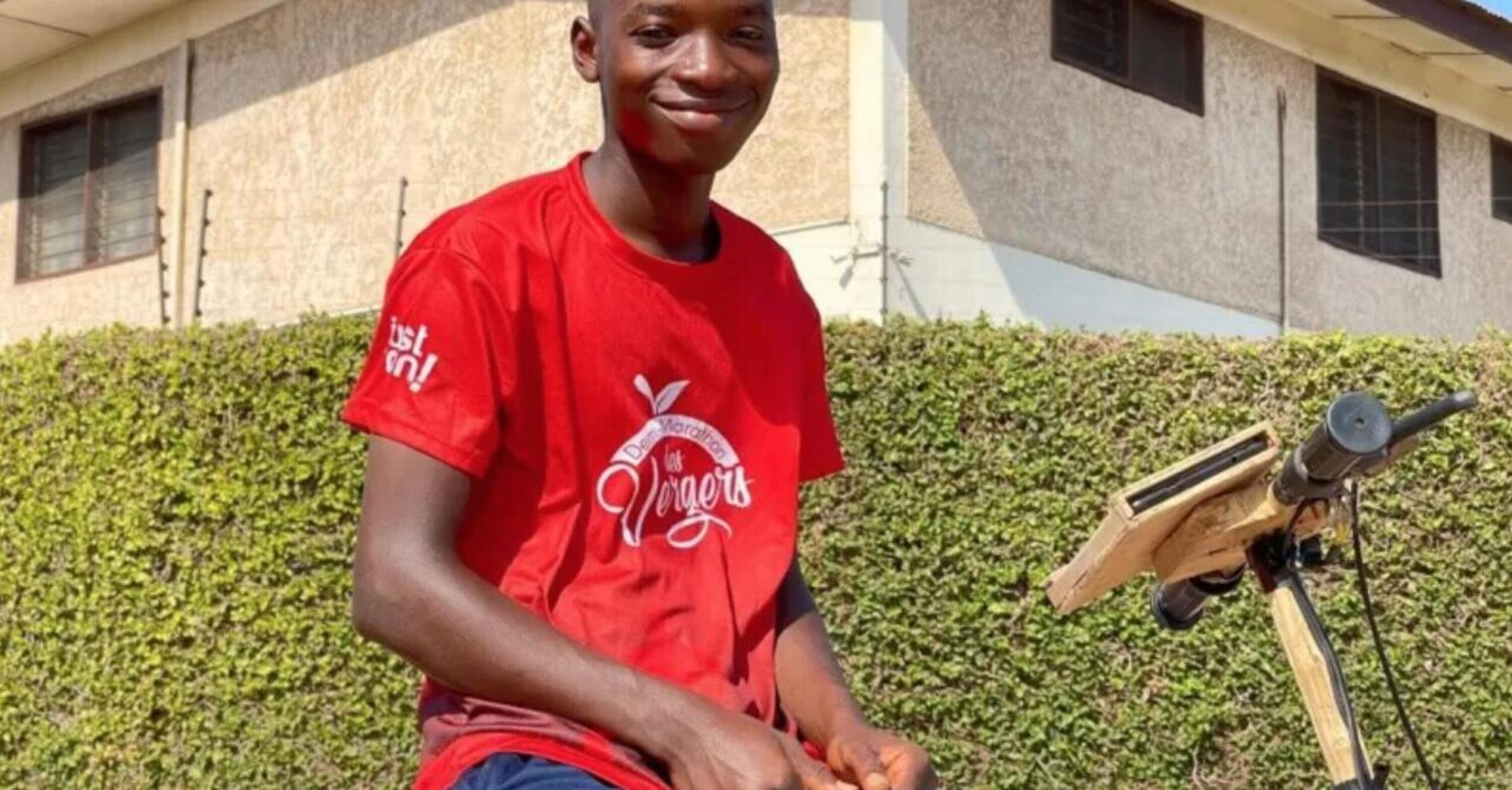 Ghana. Samuel, il ragazzo che costruisce scooter elettrici per disabili