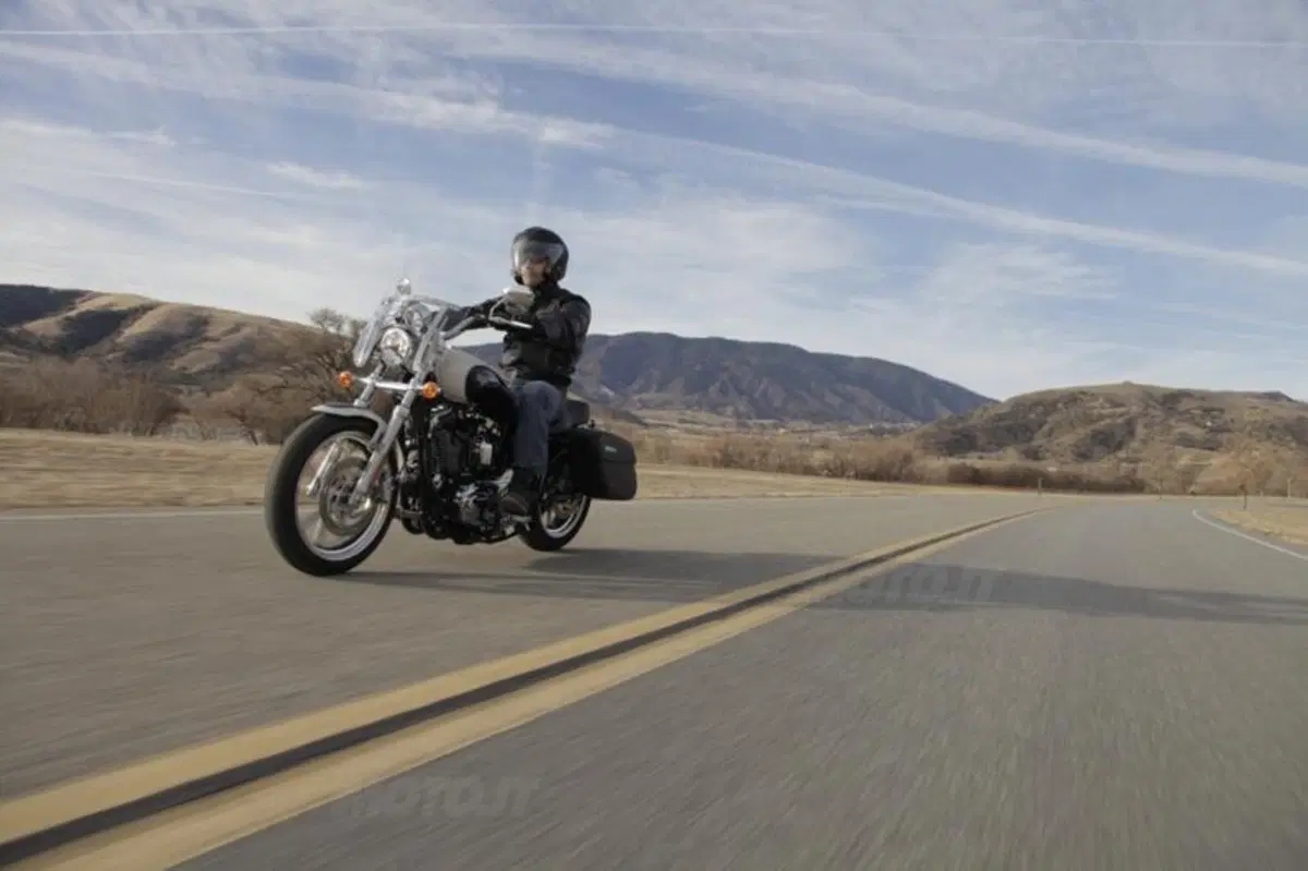 Harley-Davidson Low Rider e SuperLow 1200T sulle strade americane (17)