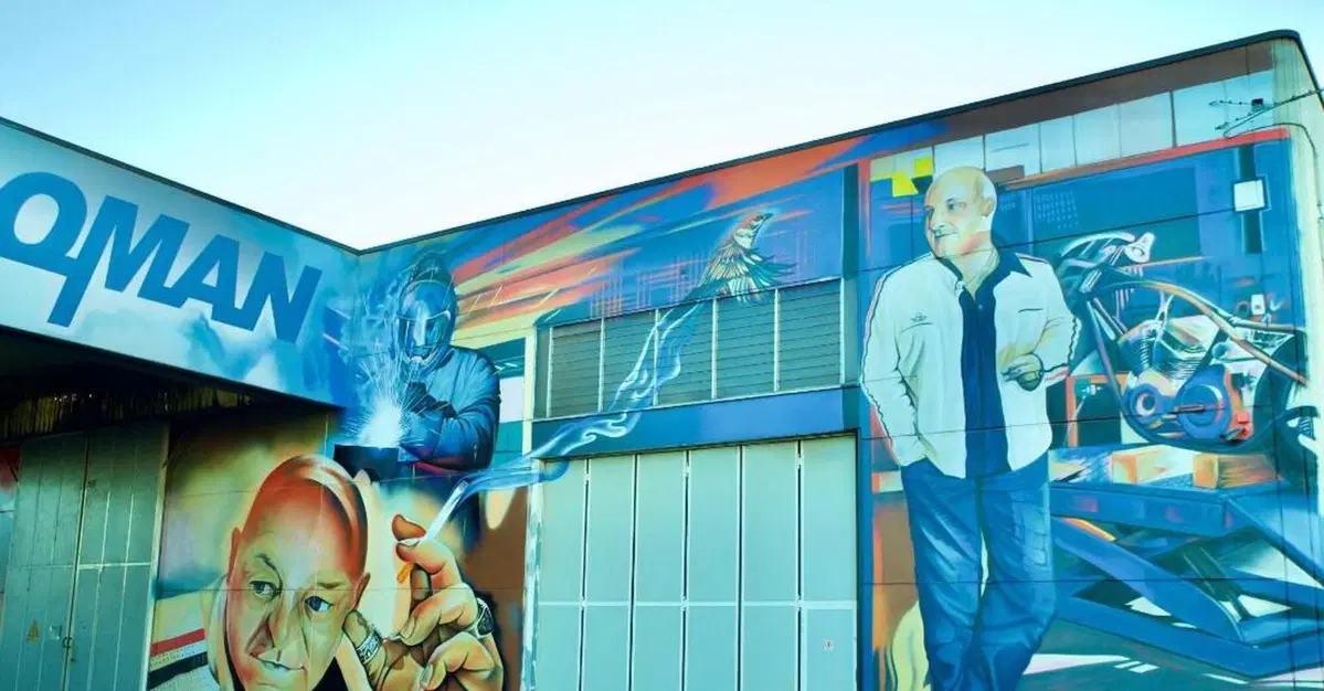 Murello, l'azienda che costumizza le moto prende vita con il murale dedicato al fondatore
