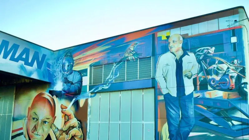 Murello, l'azienda che costumizza le moto prende vita con il murale dedicato al fondatore