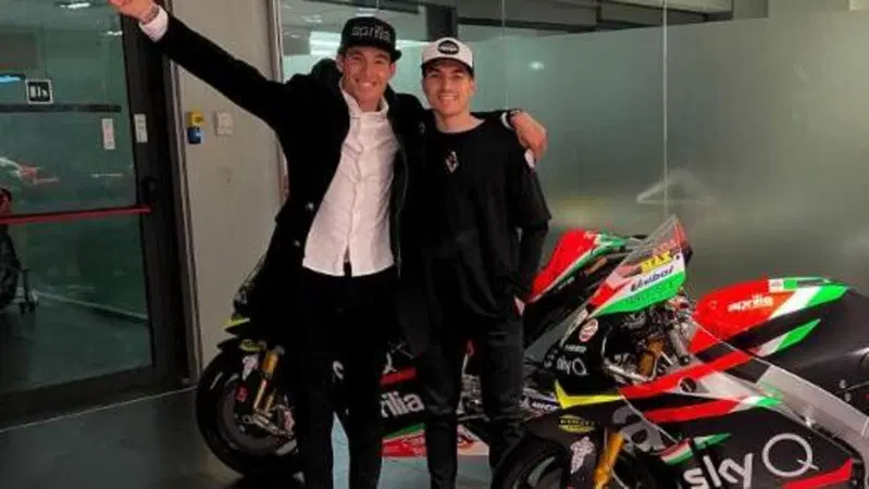 Aprilia chiama a raccolta i suoi piloti. E fa un dono "da ridere" a Aleix Espargar&ograve;