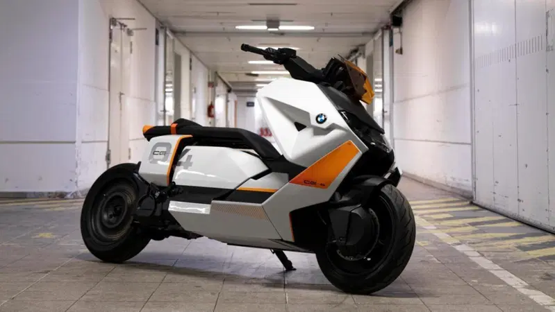 BMW. Dal 2025 solo mezzi elettrici per la citt&agrave;